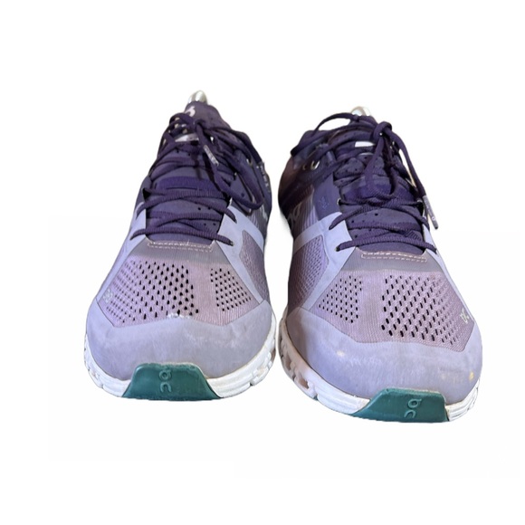 On Running Shoes Qc Oncloud Swiss Engineering Cloudflow Helion